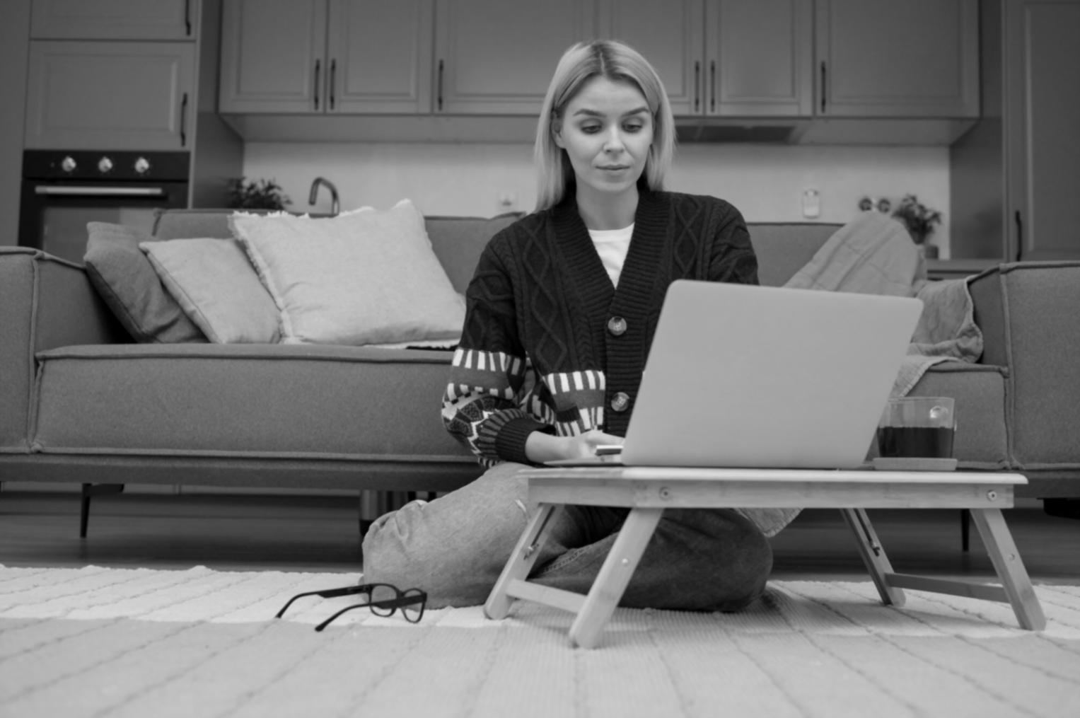 Modernes Büro mit Blick auf Besprechungsraum