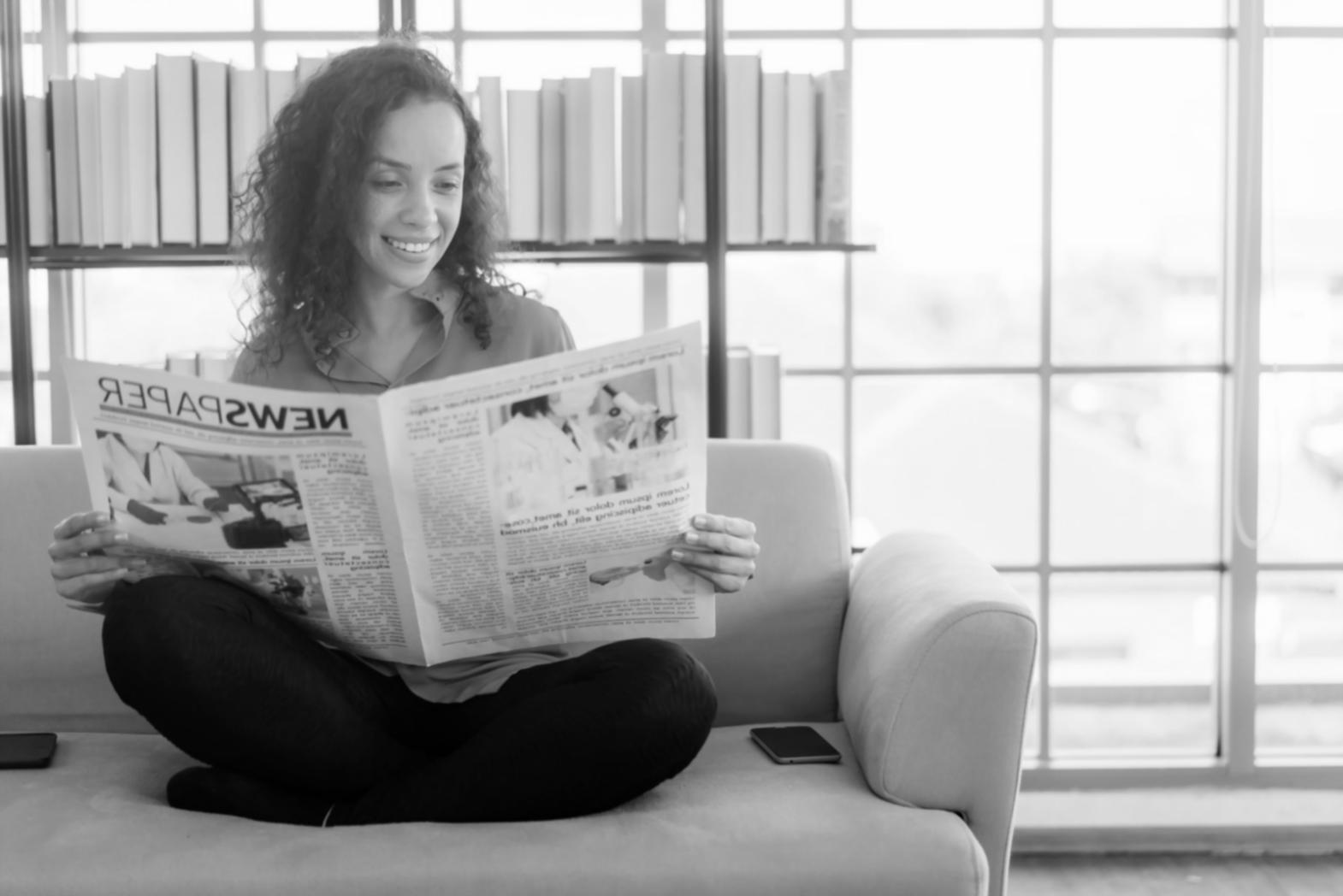 Beratungsgespräch mit Unterlagen und Laptop