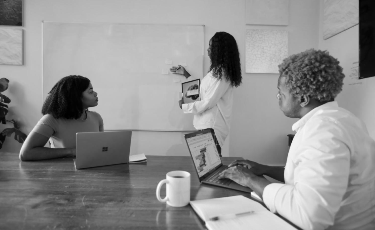 Teammeeting bei silvarentio im modernen Büro in Pößneck